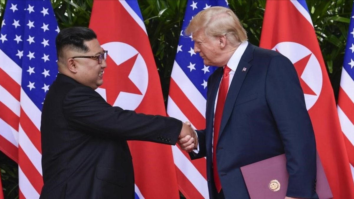 Kim Jong-un y Donald Trump tras firmar el acuerdo de Singapur el pasado 12 de junio. /-SUSAN WALSH