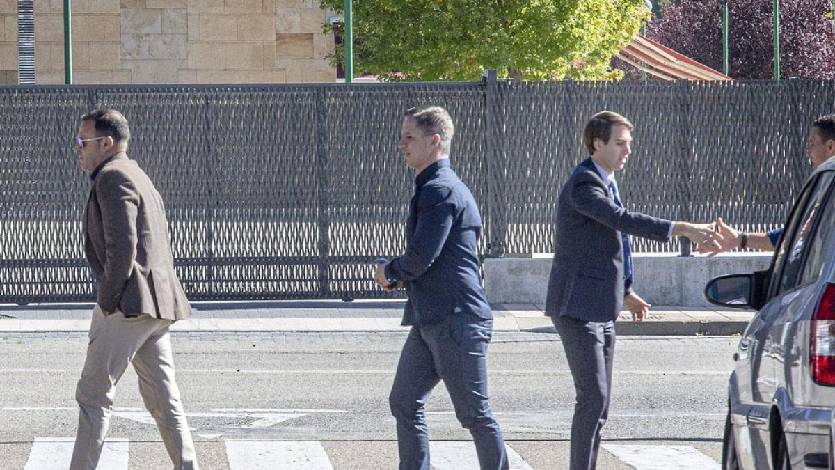 José María Salmerón (izquierda) sale de El Plantío tras mantener una reunión con Antonio Caselli.-Santi Otero