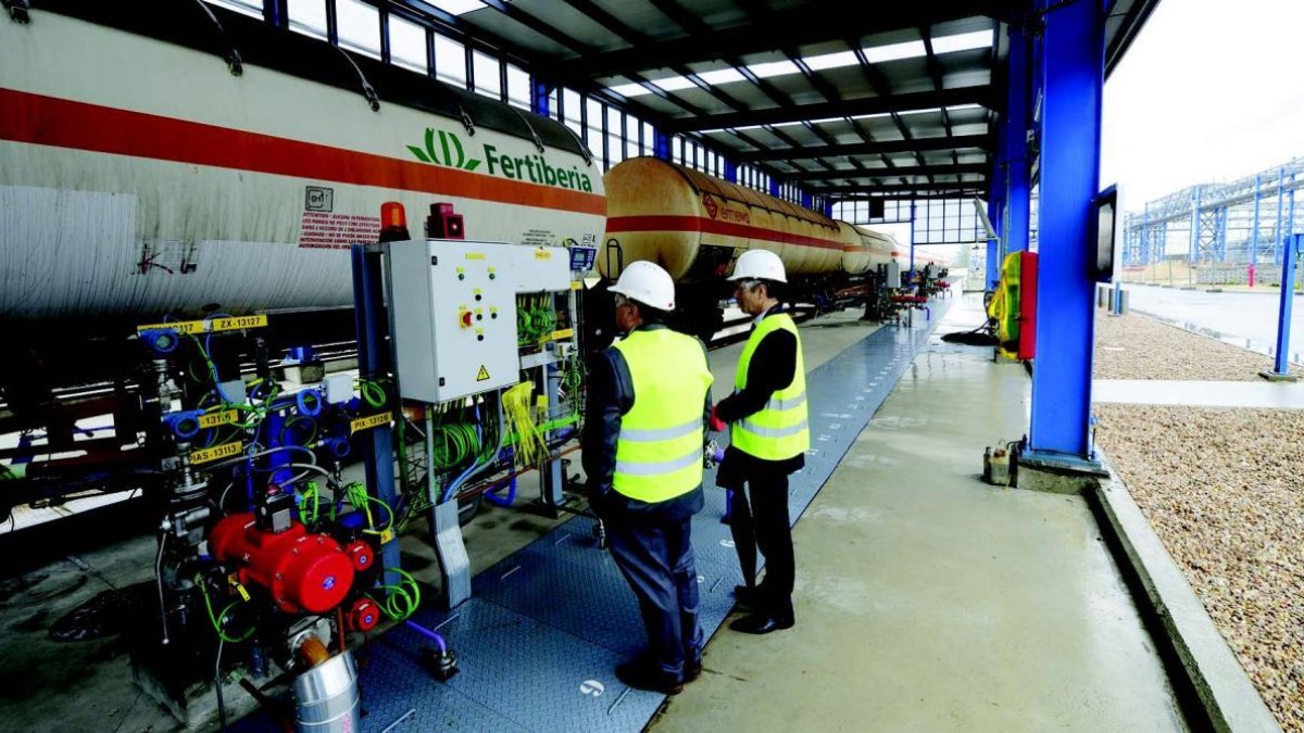 La nueva zona de recepción y envío de mercancías se ubica en la trasera de la fábrica.-ISRAEL L. MURILLO