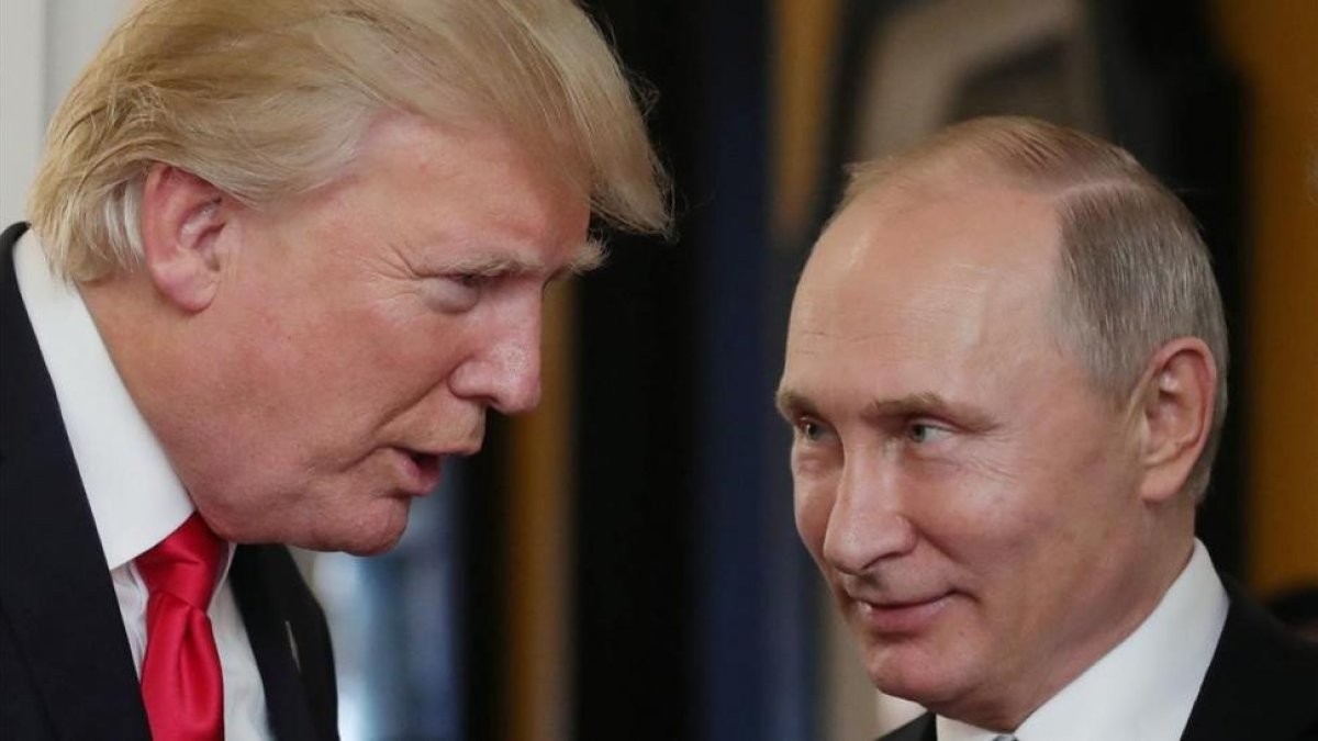 Trump (izquierda) y Putin hablan durante la cumbre de líderes de la APEC, en Danang (Vietnam), el 11 de noviembre.-/ AFP / MIKHAIL KLIMENTYEV