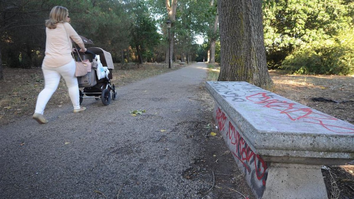 Imagen de un banco del parque de la Quinta repleto de pintadas.-ISRAEL L. MURILLO