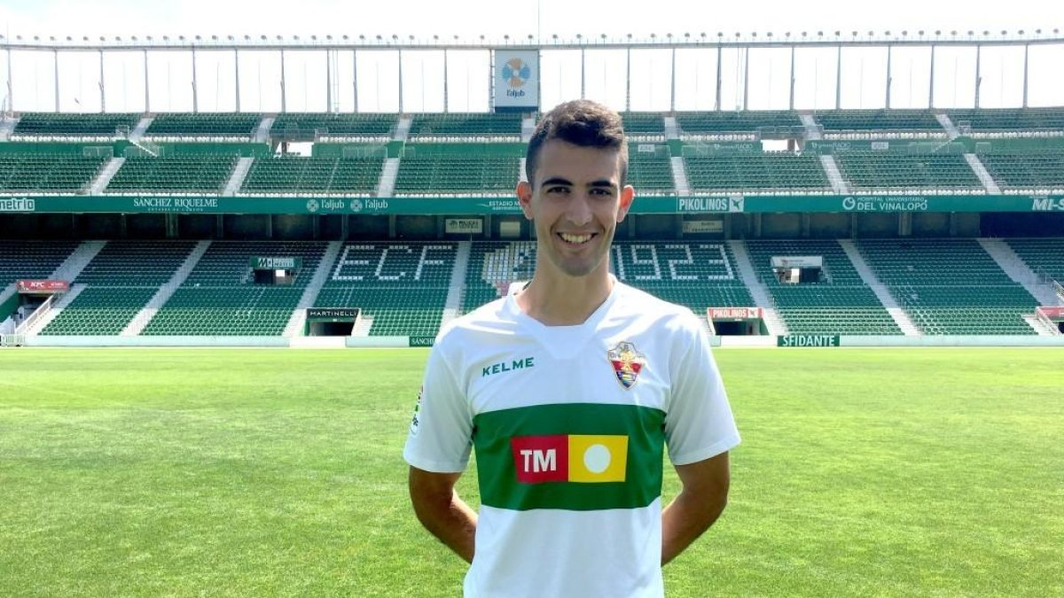 Claudio Medina con la camiseta del club alicantino-ELCHE CF