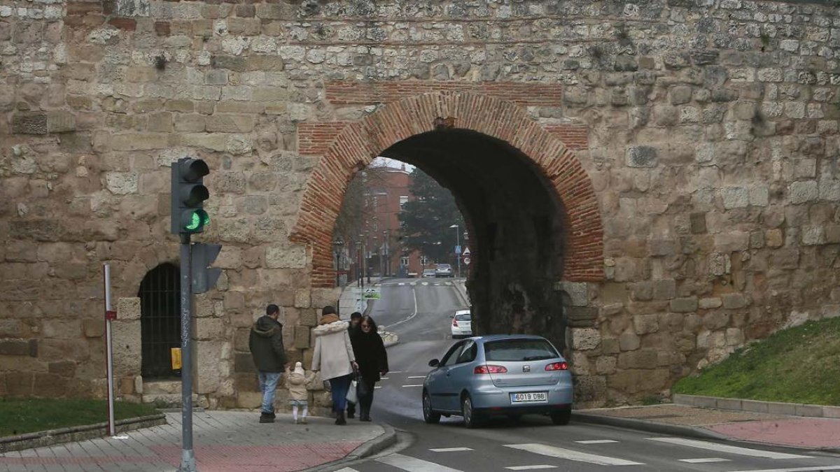Los paramentos se encuentran «deteriorados, desgastados y fisurados algunos de ellos», por lo que el informe insta a cortar el tráfico bajo el arco buscando un itinerario alternativo.-RAÚL OCHOA