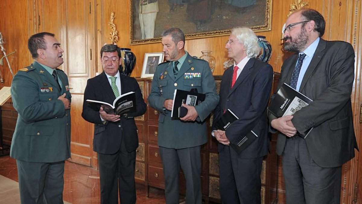(De izq. a dch), Carlos Alfonso Chamorro, César Rico, Miguel Salom, Miguel Moreno y Máximo López poco antes de la presentación del libro.-I. L.M.