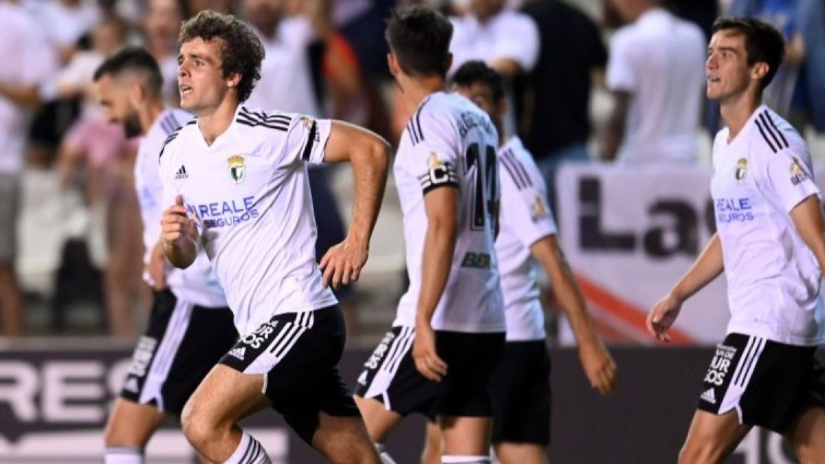 El Burgos se enfrenta al Sporting. LALIGA