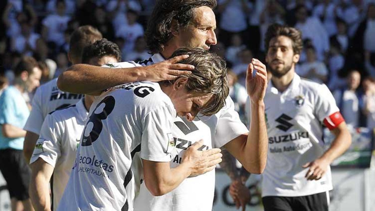 Los jugadores del Burgos CF felicitan a Prosi tras su gol.-SANTI OTERO