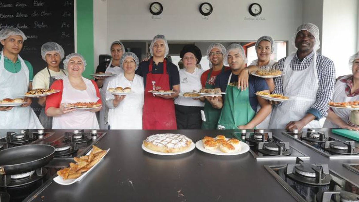 Los 14 asistentes al curso posan con sus platos en la escuela Enarina. Ahora realizarán prácticas en establecimientos hosteleros de la ciudad.-RAÚL G. OCHOA