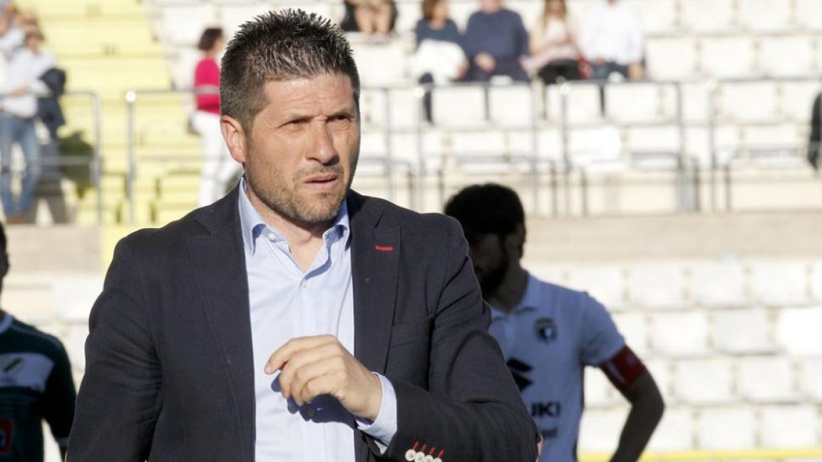 Nacho Fernández antes de que comenzará el encuentro que jugó el Burgos ante el Coruxo en El Plantío.-SANTI OTERO