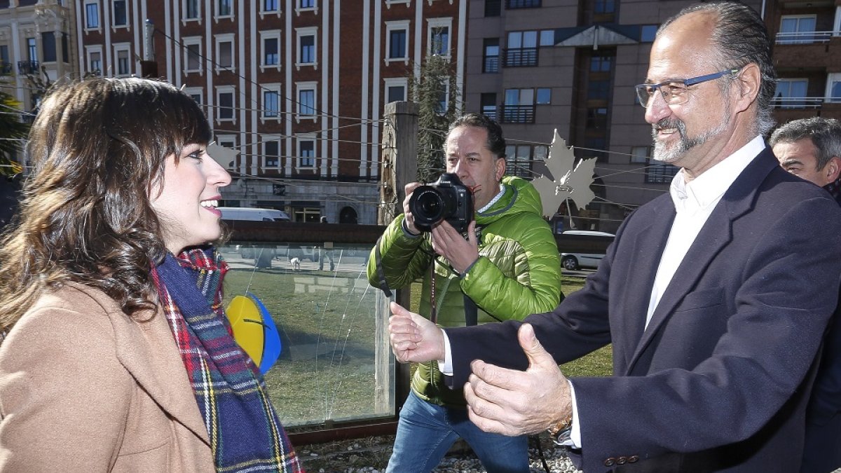 El portavoz de Ciudadanos en Castilla y León, Luis Fuentes, la portavoz del Grupo Municipal Cs León, Gemma Villarroel, y el portavoz provincial, Justo Fernández, atienden a los medios de comunicación para valorar la actualidad autonómica y local