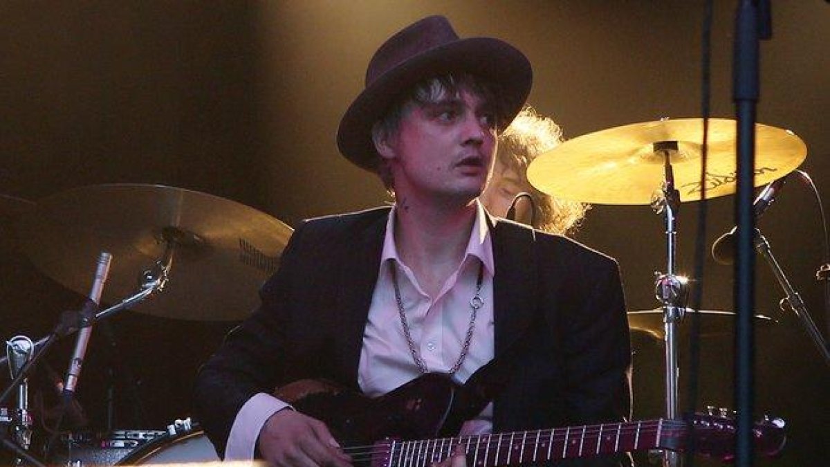 El rockero británico Pete Doherty, durante un concierto en París, en el 2017.-AP / FRANCÇOIS MORI