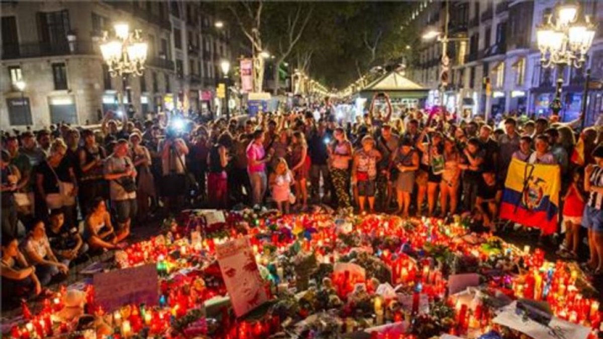 Homenaje en las Ramblas a las víctimas del atentado.-JORDI COTRINA