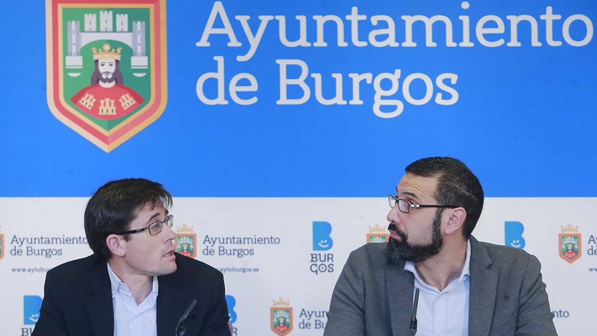 Julio Rodríguez-Vigil (Ciudadanos) y Daniel Garabito, concejal de Fomento del PSOE. RAÚL G. OCHOA