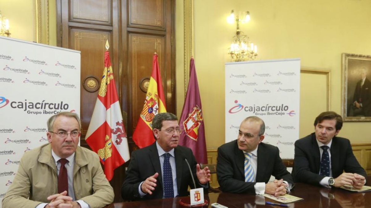 PATROCINIO. La Diputación, organizadora del Cross Internacional de Atapuerca, y el Grupo Ibercaja, firmaron ayer el acuerdo de colaboración por el que la entidad financiera apoyará económicamente por tercer año consecutivo (con una aportación de 10.000 eu-Raúl G. Ochoa