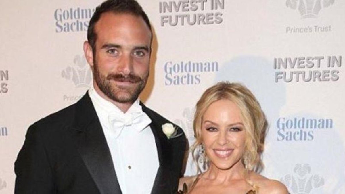 Joshua Sasse y Kylie Minogue.-EL PERIÓDICO