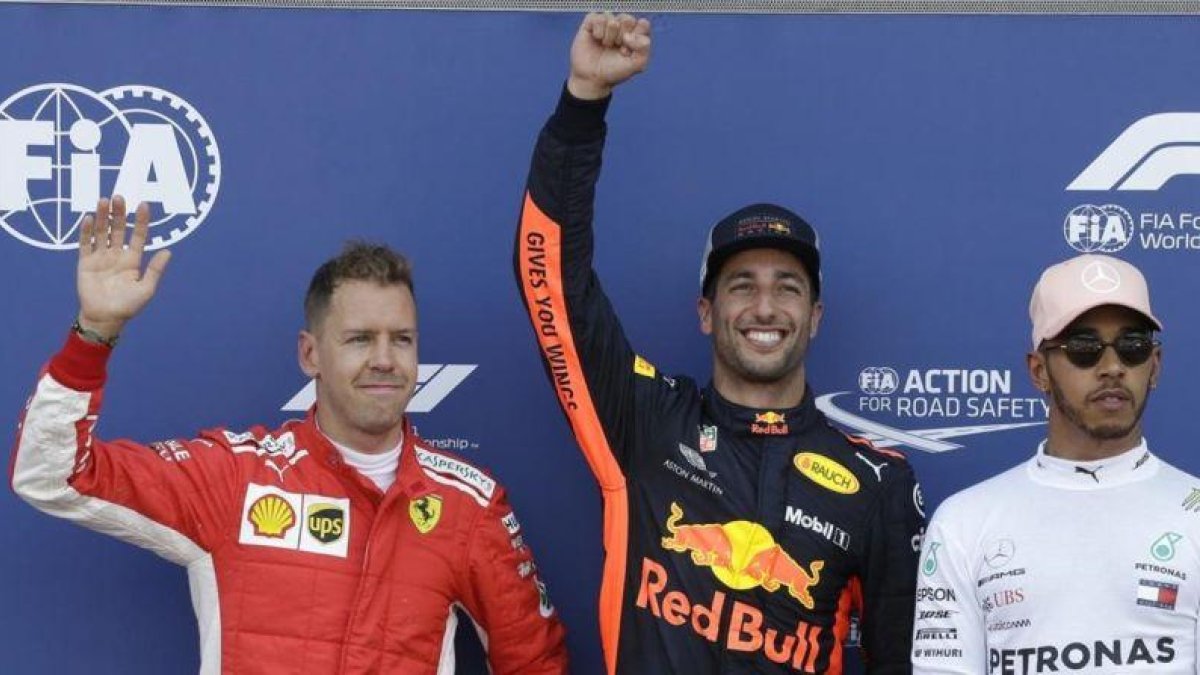 Daniel Ricciardo, entre Sebastian Vettel y Lewis Hamilton, en el podio del sábado en Mónaco.-AP / CLAUDE PARIS