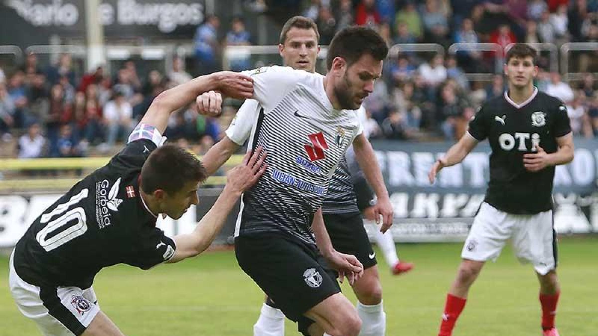 Un defensor del CD Vitoria derriba a Iker Hernández durante el partido de ayer.-RAÚL G. OCHOA