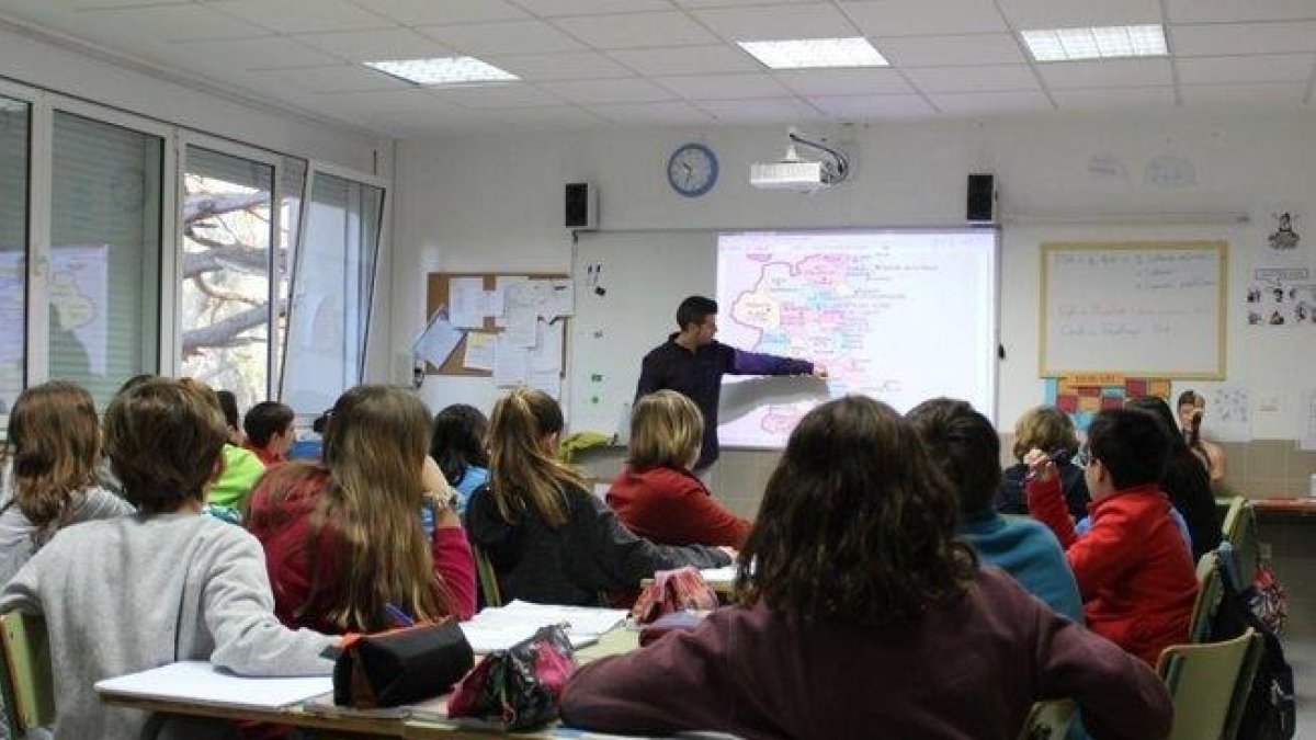 Un profesor impartiendo clase. ECB