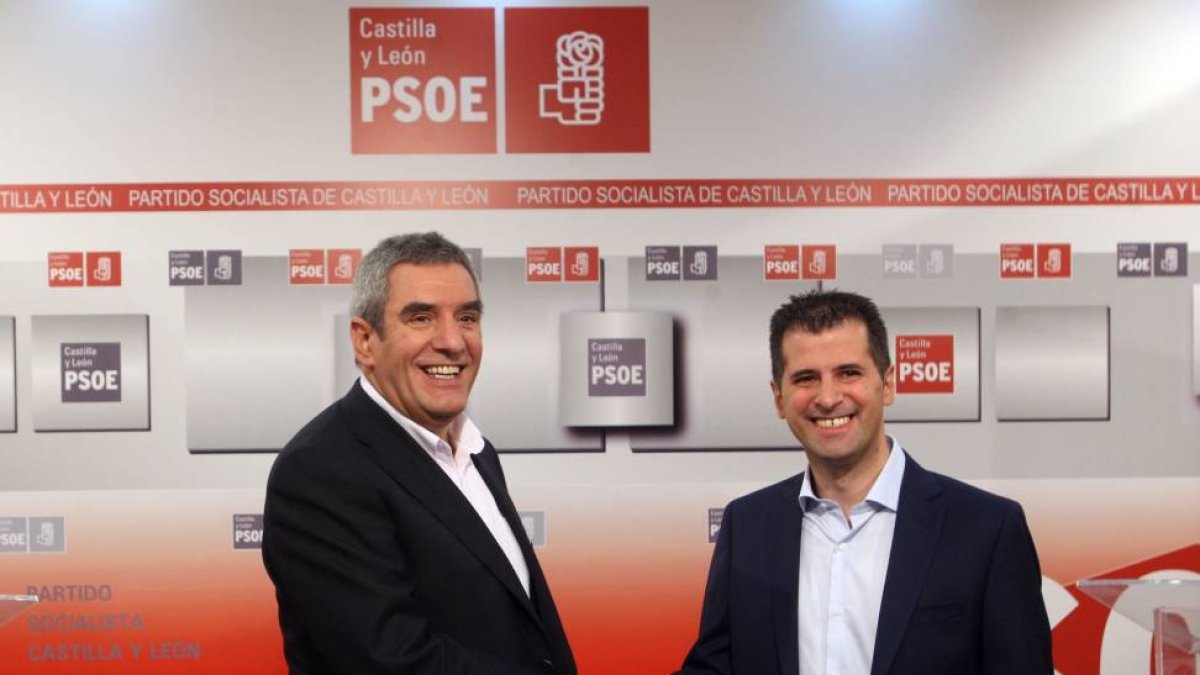 Los candidatos a la Secretaría regional del PSOE, Luis Tudanca y Julio Villarrubia, se saludan al inicio del debate-Ical