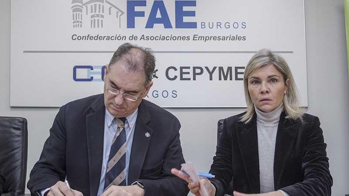 Miguel Ángel Benavente y Belén Martín (Bankia), ayer durante la firma del acuerdo.-SANTI OTERO