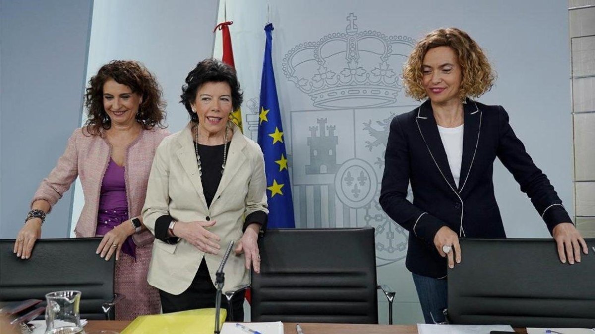 La portavoz del Gobierno, Isabel Celaá, flanqueada por la ministra de Hacienda, María Jesús Montero (izqda) y la ministra de Política Territorial, Meritxell Batet, en la rueda de prensa del Consejo de Ministros.-JOSE LUIS ROCA