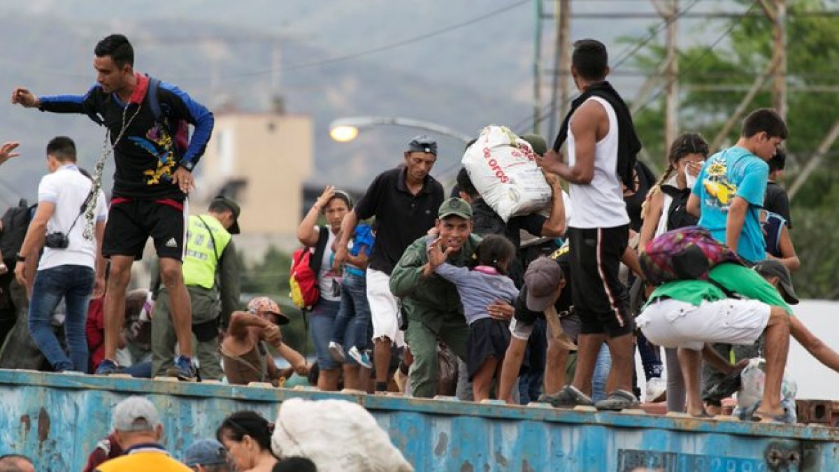 Los venzolanos en el puente Simón Bolivar, en la frontera de Venezuela y Colombia.-REUTERS