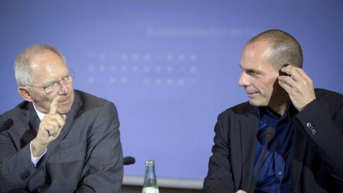 El ministro de Finanzas griego, Yanis Varufakis (derecha), y su homólogo alemán, Wolfgang Schäuble.-Foto: MICHAEL KAPPELER / EFE