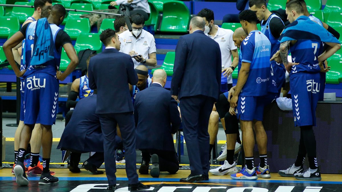 Joan Peñarroya se dirige a sus jugadores durante un tiempo muerto. SANTI OTERO