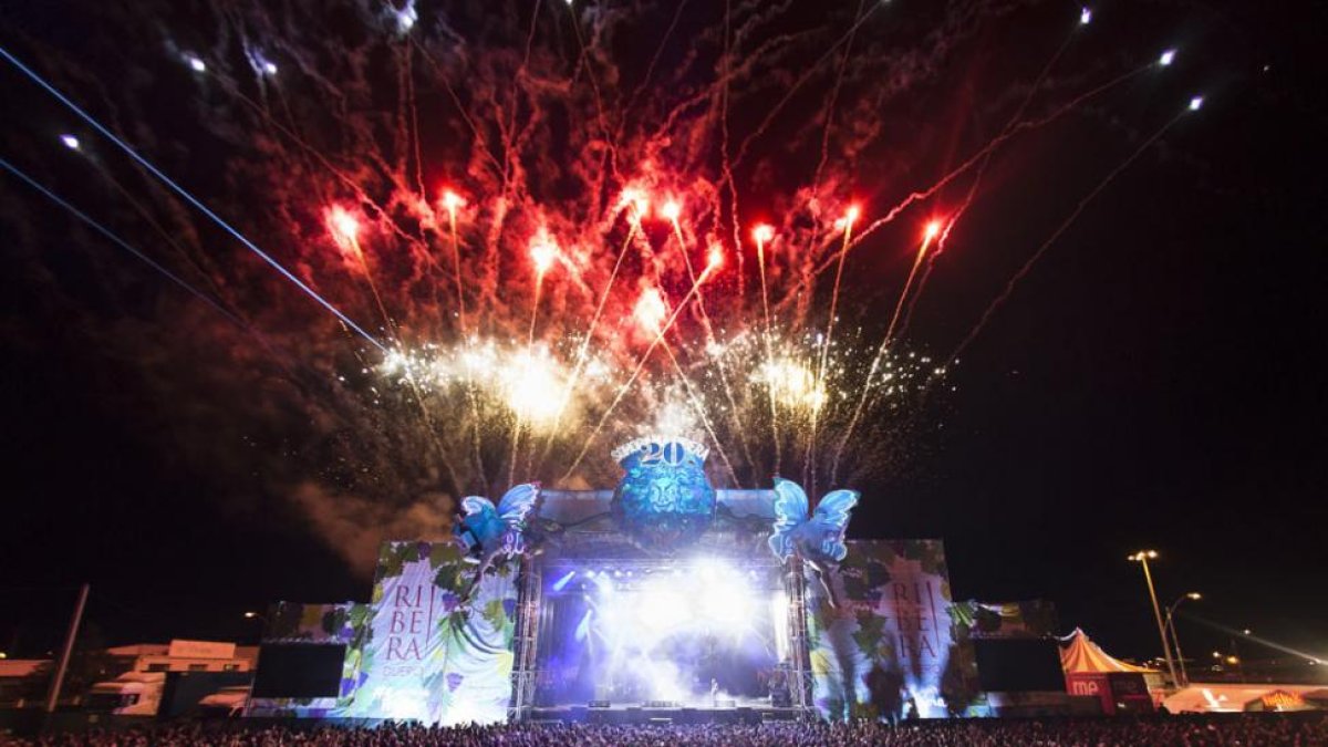 El recinto ferial, que tiró de fuegos artificiales el sábado de madrugada, se queda pequeño para albergar un festival que ha crecido.-