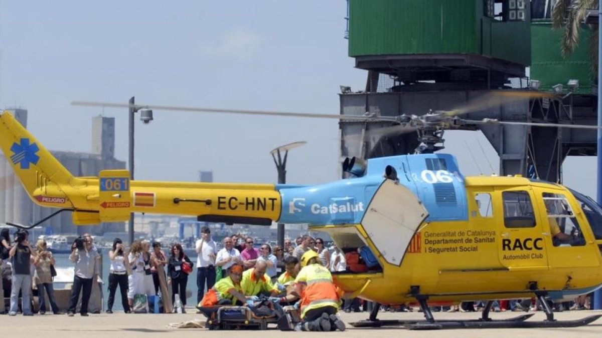 Simulacro de accidente con uno de los helicópteros del SEM.-JOAN PUIG