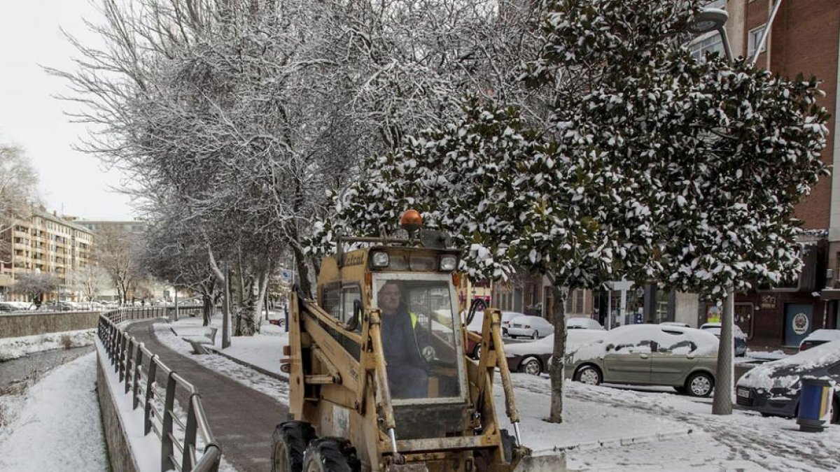 Una pala limpia la nieve en la avenida Reyes Católicos.-ISRAEL L. MURILLO