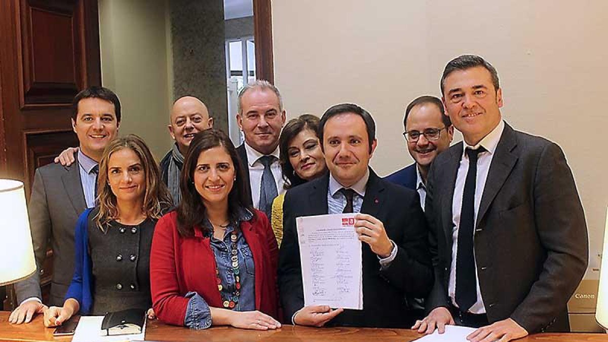 Los socialistas, entre quienes estuvo la burgalesa Esther Peña, muestran el texto registrado.-ECB