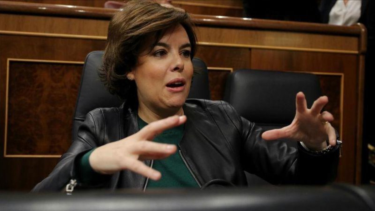 La vicepresidenta, Soraya Sáenz de Santamaría, en el Congreso este miércoles.-JOSÉ LUIS ROCA