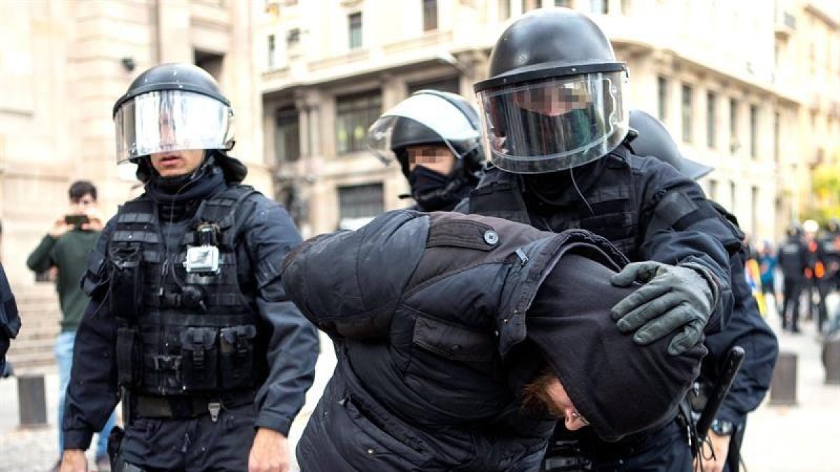 Efectivos de los Mossos d'Esquadra detienen a un simpatizante independentista.-EFE