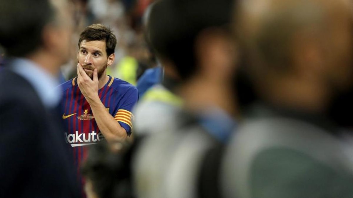 Messi, pensativo tras perder la final de la Supercopa.-JOSE LUIS ROCA