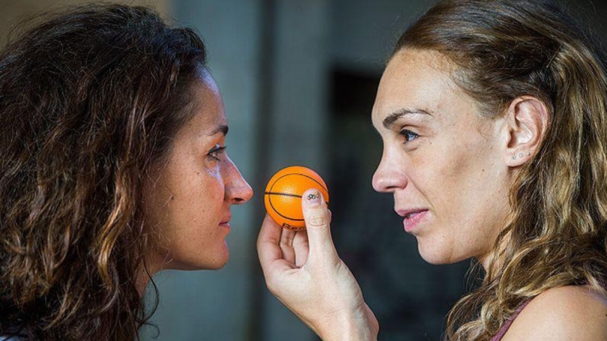 Laia Palau y Lucila Pascua, jugadoras de la selección española de baloncesto que consiguió la medalla de plata en Río 2016.-JORDI COTRINA