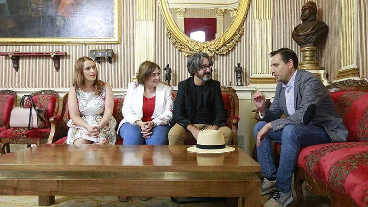 En la reunión, mantenida ayer en la Alcaldía, se dieron cita la hija y la pareja de Alejandro Yagüe, el compositor Ángel Arranz y el alcalde de la ciudad, Daniel de La Rosa.-RAÚL OCHOA