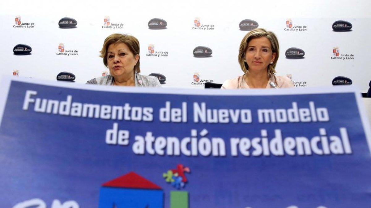 La consejera de Familia e Igualdad de Oportunidades, Alicia García, y la presidenta de la Fundación Pilares, Pilar Rodríguez-ICAL