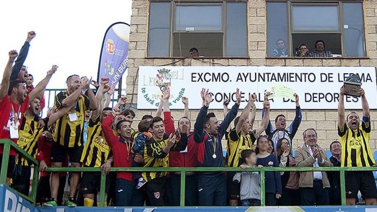 El capitán del Villalbilla levanta la copa de campeón del Trofeo Diputación, ayer, en Lerma.-JAIRO MANZANO / BURGOSDEPORTE