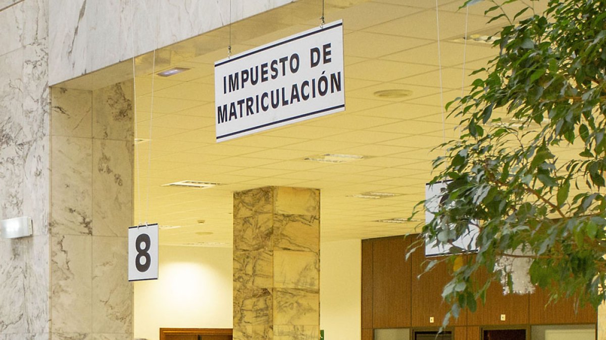 Un hombre realiza una consulta a un funcionario en la Delegación de Hacienda de Burgos. SANTI OTERO