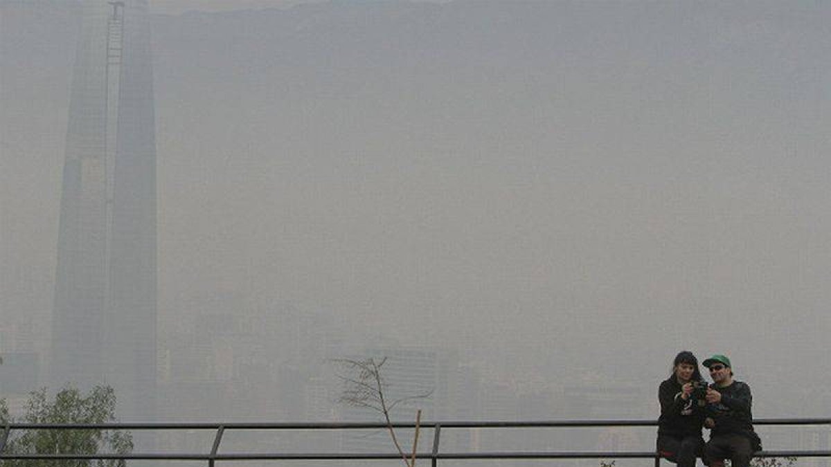 Una nube tóxica cubre Santiago de Chile.-Foto: EFE