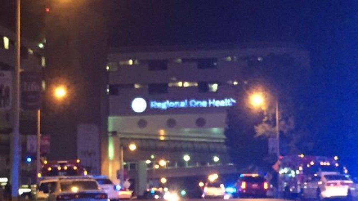 Gran dispositivo policial en la ciudad de Memphis después de que un agente haya sido abatido a tiros este sábado por la noche.-Foto: ASSOCIATED PRESS