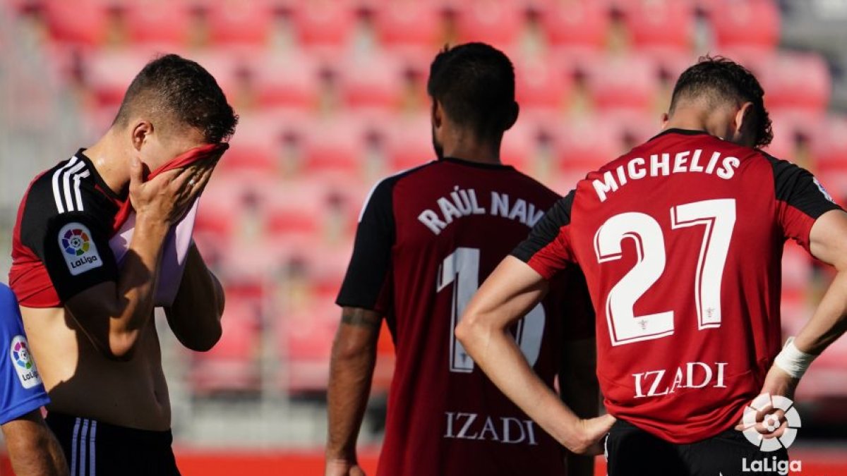 Los jugadores del Mirandés se lamentan tras el empate encajado. LALIGA