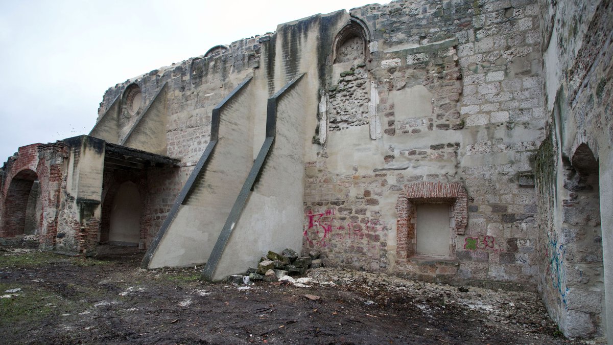 El interior del convento de San Francisco se limpió de maleza durante 2021. TOMÁS ALONSO