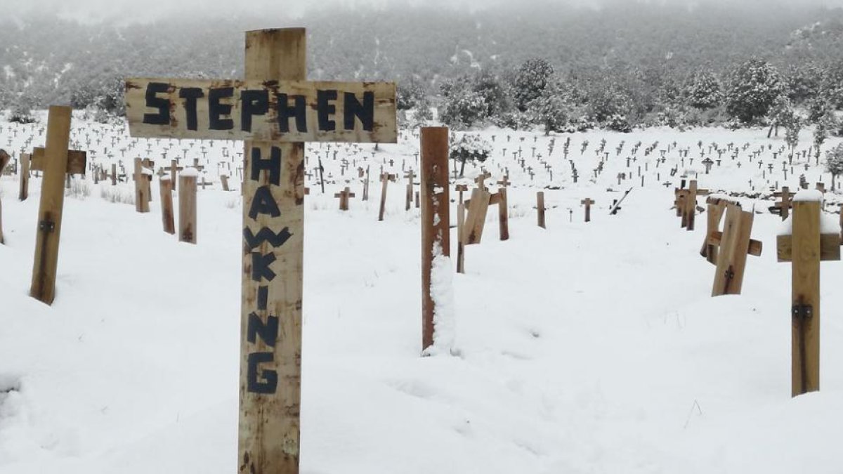 El cementerio burgalés rinde homenaje al célebre astrofísico Stephen Hawking, cuyo fallecimiento ha conmocionado a la comunidad científica.-JOSEBA DEL VALLE