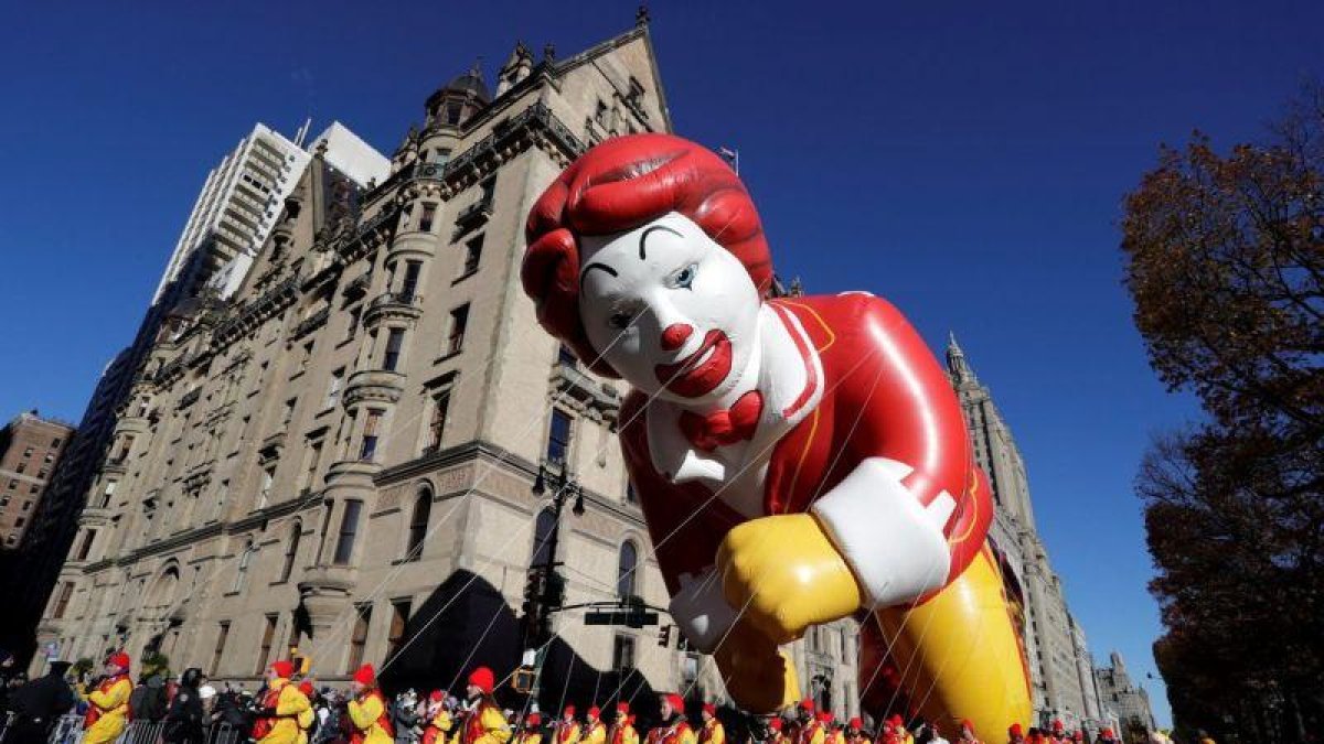 Varios operarios dirigen el globo gigante de Ronald McDonald durante el desfile de la celebracion del Dia de Accion de Gracias en Nueva York Estados Unidos-EPA