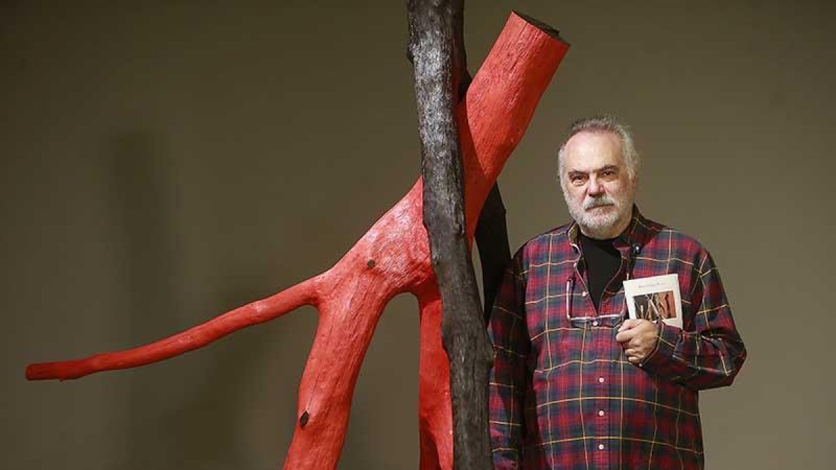 Marcos Hernando posa junto a una de las piezas de madera sobre las que gira la muestra.-Raúl Ochoa
