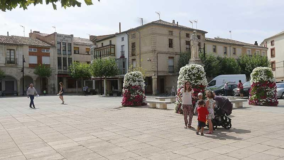 Imagen de la plaza de la localidad de la comarca de Odra Pisuerga.-RAÚL G. OCHOA