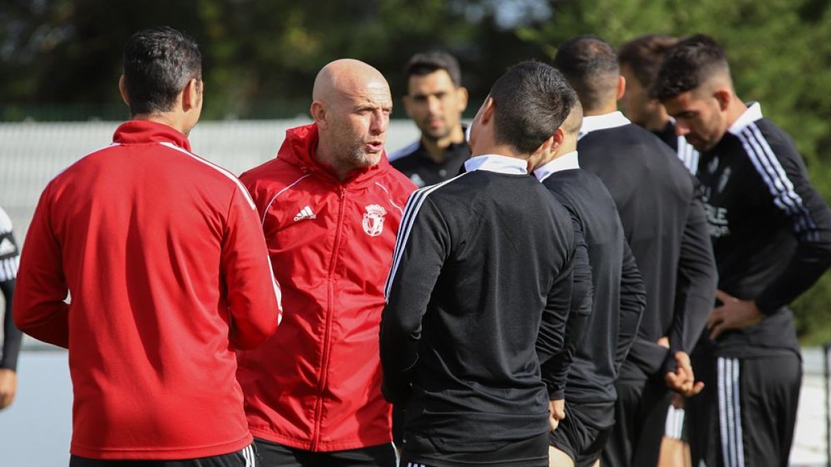 Calero dirige el penultimo entrenamiento en la ciudad deportiva previo al partido con el Mirandés. BCF