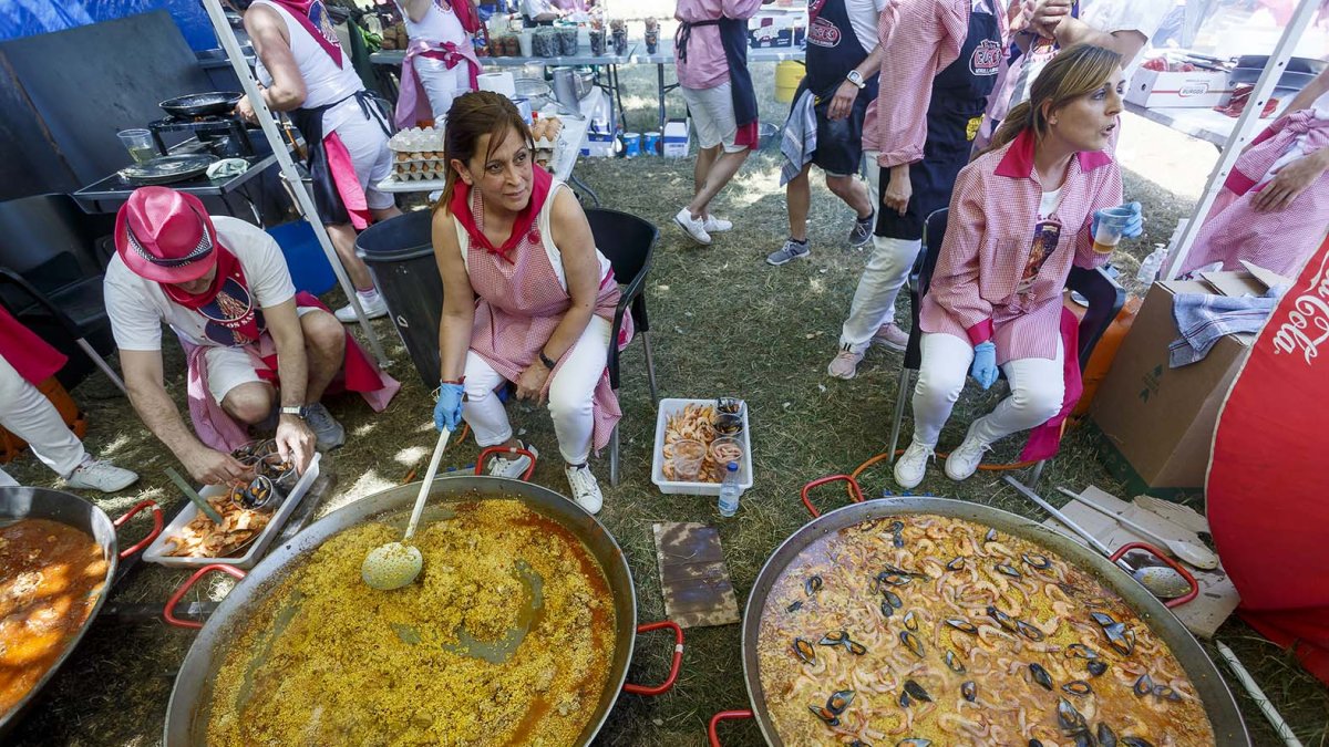 Unas peñitas se encargan de hacer unas paellas. SANTI OTERO