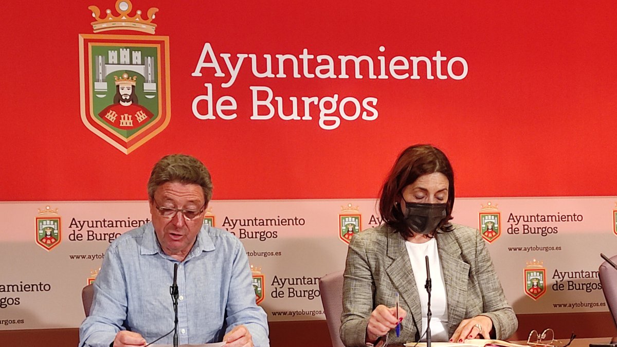 Luis Oviedo y Margarita Arroyo, de Podemos, durante la rueda de prensa.